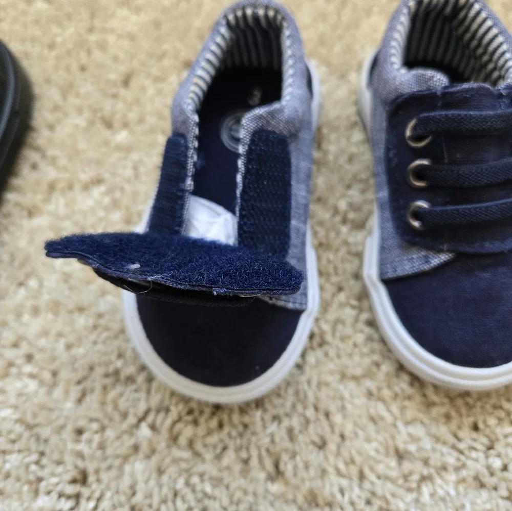 Bundle of 3 pairs of baby shoes